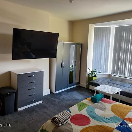 Ensuite Room With Private Bathroom At Волсолл Номер фото