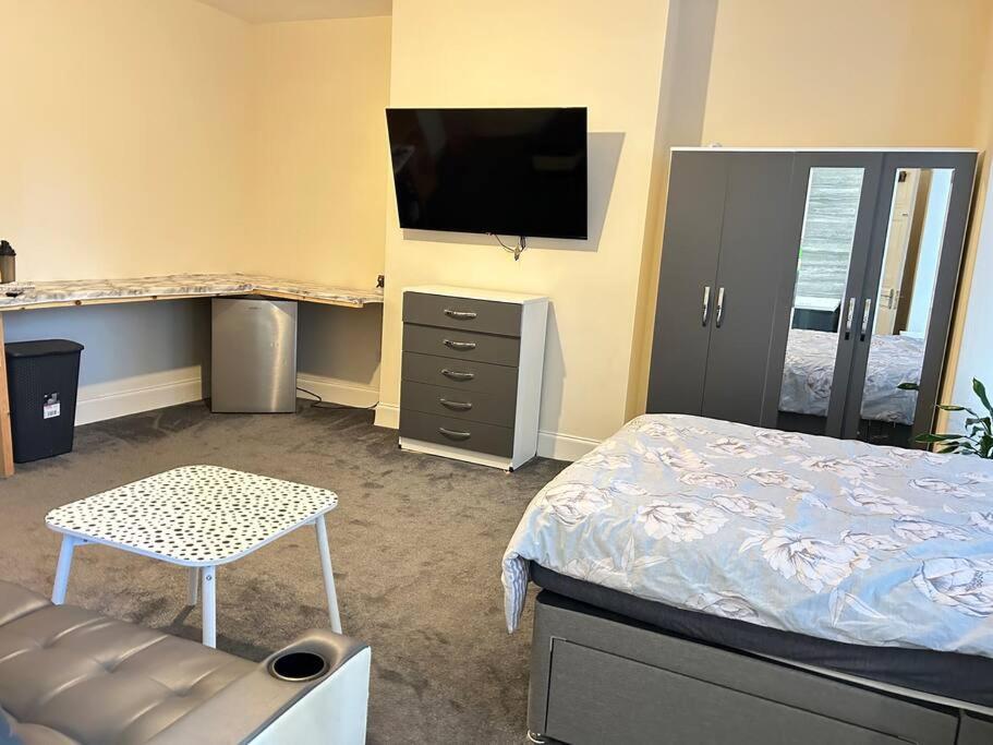 Ensuite Room With Private Bathroom At Волсолл Екстер'єр фото