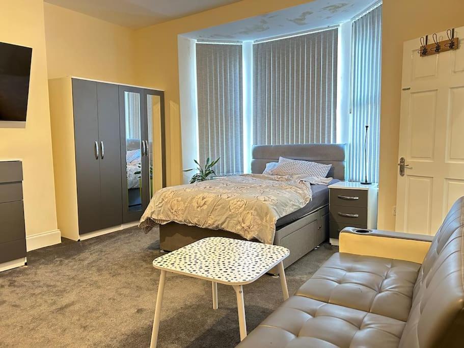 Ensuite Room With Private Bathroom At Волсолл Екстер'єр фото